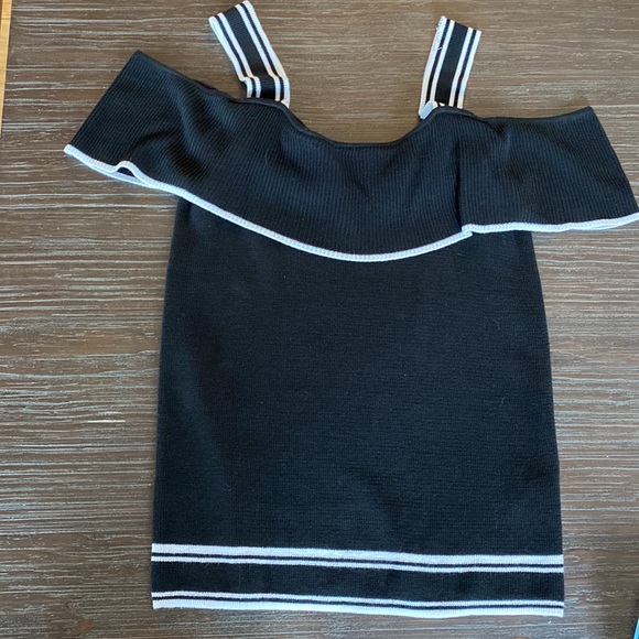 Ladies Banana Republic, black and white, cold shoulder knitted blouse. - Picture 4 of 9